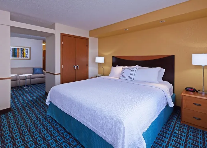 Fairfield Inn & Suites By Marriott Rogers