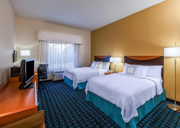 Fairfield Inn & Suites By Marriott Rogers